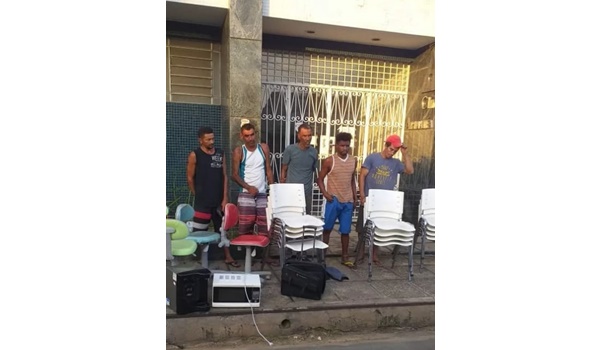 Homens foram abordados quando guarnição policial realizava rondas pelo Centro no início desta quarta-feira (30)